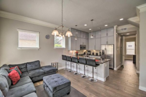 Charming Houston Townhome about 5 Mi to Downtown!